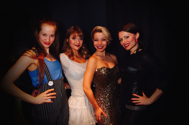 James Bond Show - Bondgirls XS